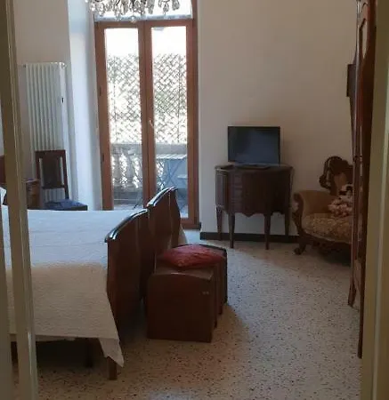 Glam Giulia لا سبيتسْيا